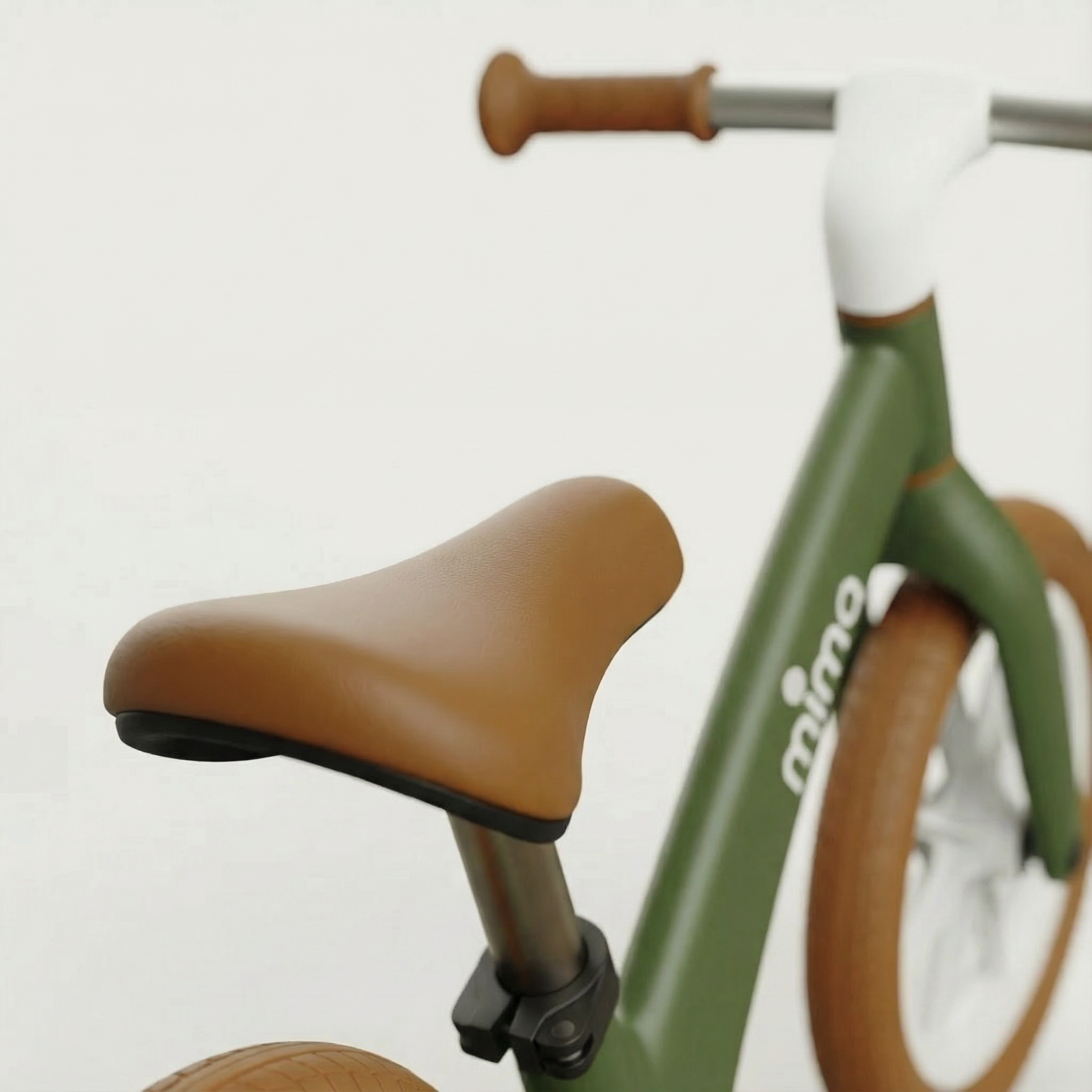 close up of the seat saddle on mima zoom lite balance bike in green
