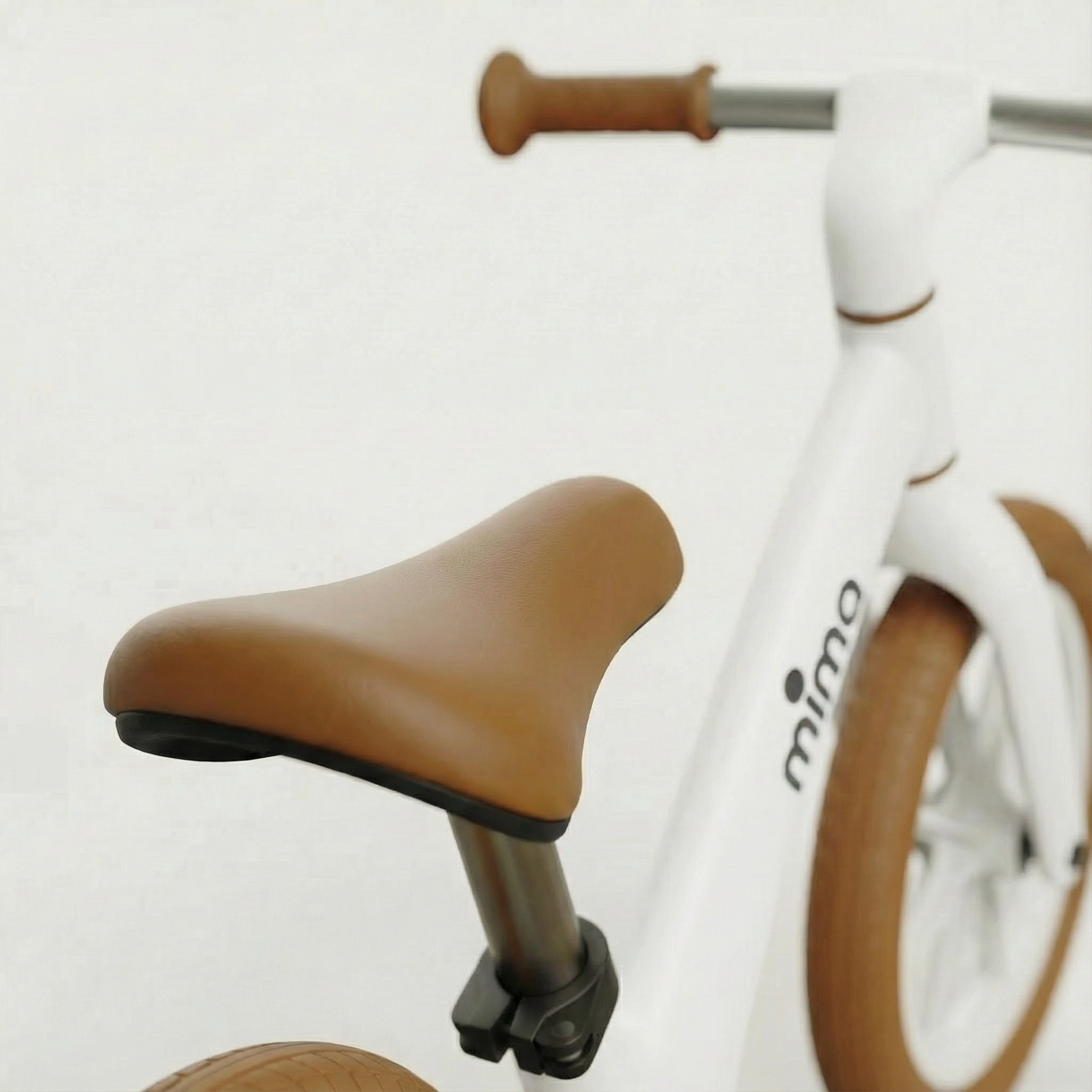 close up of the seat saddle on mima zoom lite balance bike in white