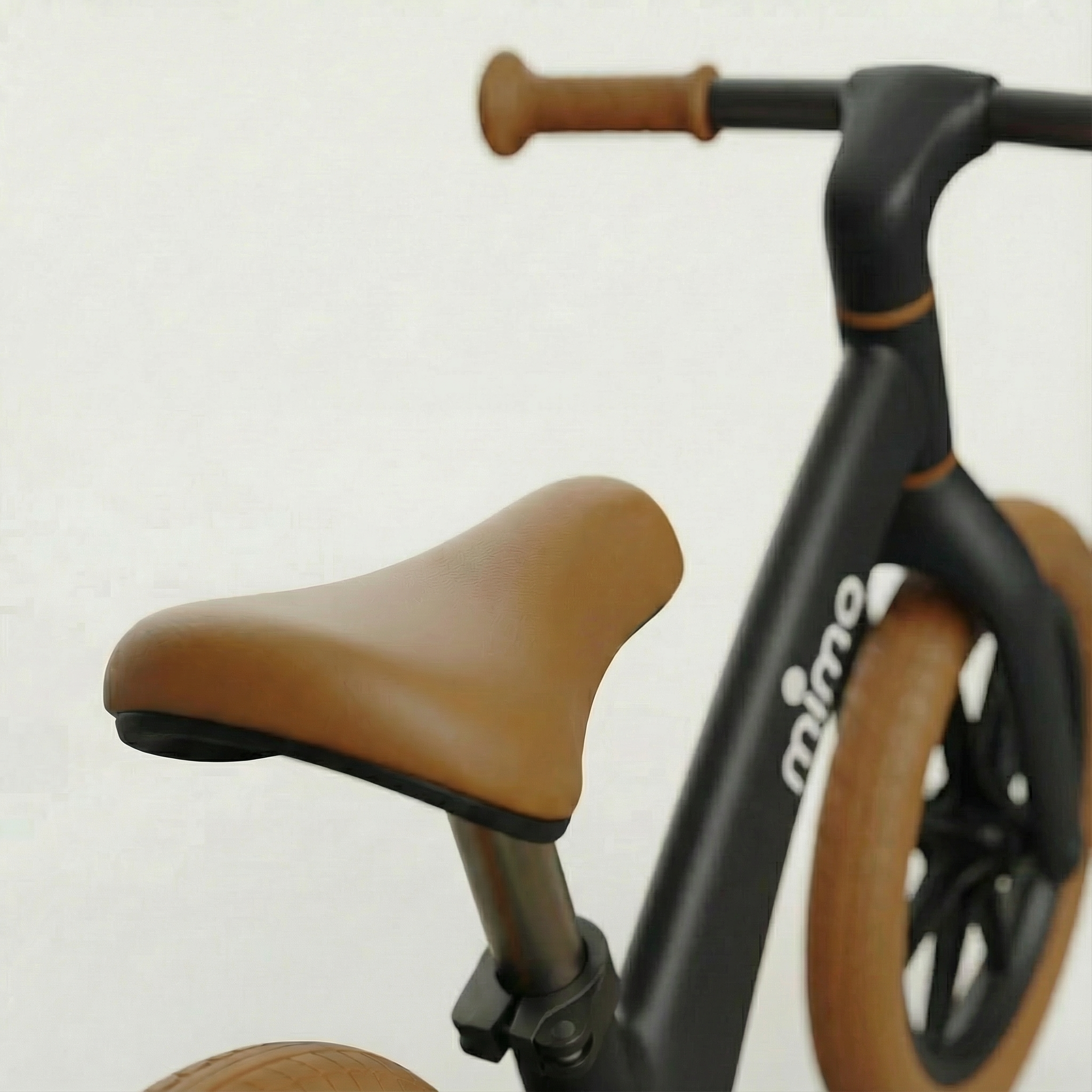 close up of the seat saddle on mima zoom lite balance bike in black